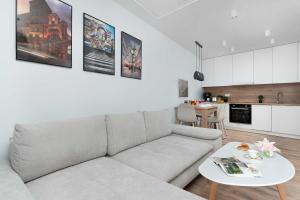 Comfortable Apartment with Balcony and Private Parking Space by Noclegi Renters