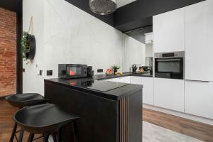 Stylish Apartment with Air Conditioning in the Center of Łódź by Noclegi Renters