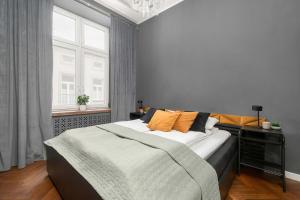 Stylish Apartment with Air Conditioning in the Center of Łódź by Noclegi Renters