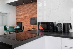Stylish Apartment with Air Conditioning in the Center of Łódź by Noclegi Renters