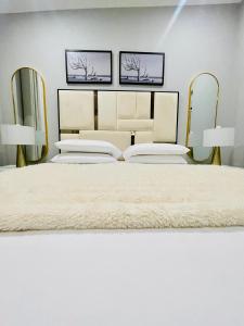 Cozy and Warm-Private Queen Bedroom with Private Bathroom & shared Kitchen& Lounge