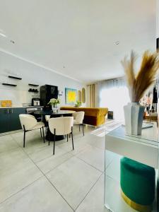 Cozy and Warm-Private Queen Bedroom with Private Bathroom & shared Kitchen& Lounge