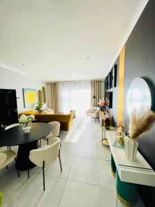 Cozy and Warm-Private Queen Bedroom with Private Bathroom & shared Kitchen& Lounge