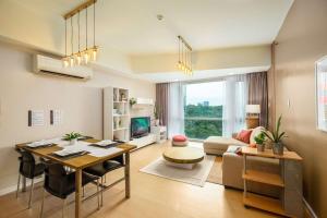 Modern Luxe Stay: 2BR City Escape