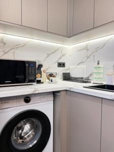 Top Centre Apartment 5 mins to beach
