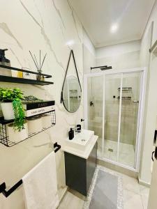 Cozy and Warm-Private Queen Bedroom with Private Bathroom & shared Kitchen& Lounge