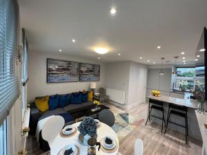 Aisiki Apartments at Stanhope Road, North Finchley, Airconditioned 2-Bedroom and 2-Bathroom, Pet-Friendly Duplex Flat, King or Twin Beds, with Free Wi-Fi