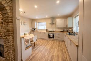 Lynwood Lodge - 4-Bed Bungalow in Midsomer Norton, Parking
