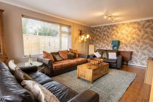 Lynwood Lodge - 4-Bed Bungalow in Midsomer Norton, Parking
