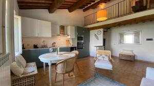 Stylish Tuscan duplex in Casole d Elsa, Mensano