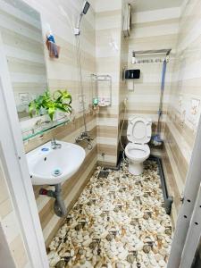 Beautiful Studio-A paradise of food, shopping and beauty care services