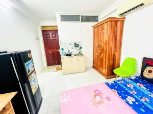 Beautiful Studio-A paradise of food, shopping and beauty care services