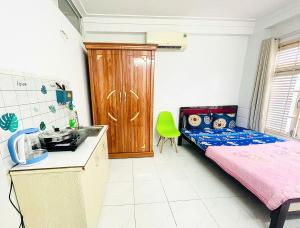 Beautiful Studio-A paradise of food, shopping and beauty care services