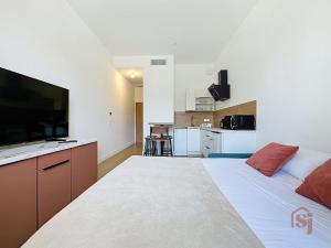 Bright Studio Flat - City Center - AirConditioning