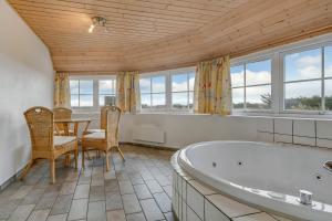 Cottage With Wood-Burning Stove By The Sea - Sj760