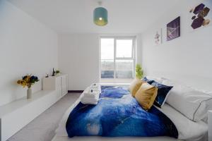 A bright step-free 2 bed 2 bath apartment with a sunrise balcony in Dartford Perfect for contractors, corporate workers, and families, it offers fast WiFi, free parking rapid access to M25 and Dartford Crossing