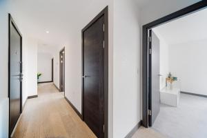 A bright step-free 2 bed 2 bath apartment with a sunrise balcony in Dartford Perfect for contractors, corporate workers, and families, it offers fast WiFi, free parking rapid access to M25 and Dartford Crossing