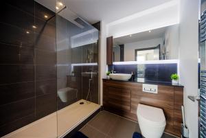 A bright step-free 2 bed 2 bath apartment with a sunrise balcony in Dartford Perfect for contractors, corporate workers, and families, it offers fast WiFi, free parking rapid access to M25 and Dartford Crossing