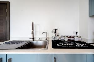 A bright step-free 2 bed 2 bath apartment with a sunrise balcony in Dartford Perfect for contractors, corporate workers, and families, it offers fast WiFi, free parking rapid access to M25 and Dartford Crossing