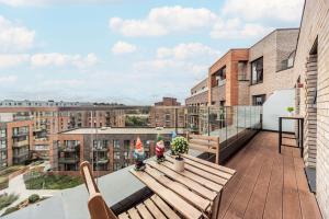 A bright step-free 2 bed 2 bath apartment with a sunrise balcony in Dartford Perfect for contractors, corporate workers, and families, it offers fast WiFi, free parking rapid access to M25 and Dartford Crossing
