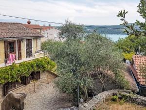 Holiday Home Insel Krk - Restauriertes Steinhaus by Interhome