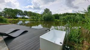 Carafun met buitenbad aan het water