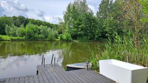 Carafun met buitenbad aan het water
