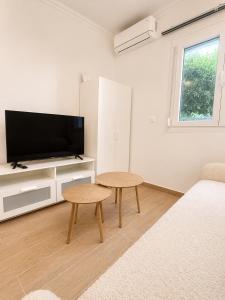 Patrwn 28 Studio 1 by Sotega Lux