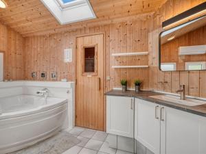 Holiday Home Heggi - 900m from the sea by Interhome