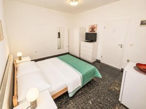 Apartment Ein Apartment im Ferienhaus Zweirosen by Interhome