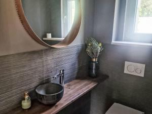 Holiday Home Moderne Villa mit Infinity-Pool im Bergdorf Veliko Brdo by Interhome