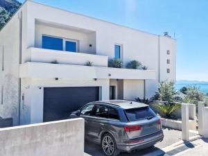 Holiday Home Moderne Villa mit Infinity-Pool im Bergdorf Veliko Brdo by Interhome