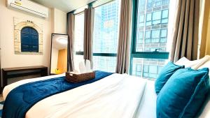 FREE Welcome Breakfast, LARGE BGC 2BR, Great for 6, 300Mbps Fiber, Steps to Mitsukoshi & Uptown, 25R
