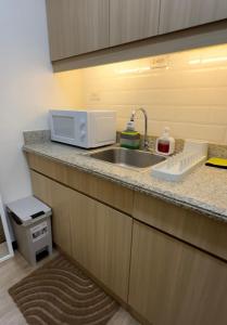2BR Condo with Full Kitchen, Balcony and Wi-Fi in QC