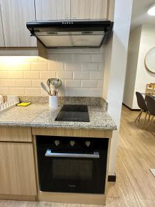 2BR Condo with Full Kitchen, Balcony and Wi-Fi in QC