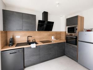 Heron apt confortable avec belle terrasse vue dégagée sur champs 3 chambres parking privatif à 900 m de la plage dAsnelles et tous commerces, bars et restaurants près de Bayeux sur plages du débarquement