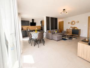 Heron apt confortable avec belle terrasse vue dégagée sur champs 3 chambres parking privatif à 900 m de la plage dAsnelles et tous commerces, bars et restaurants près de Bayeux sur plages du débarquement