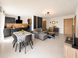 Heron apt confortable avec belle terrasse vue dégagée sur champs 3 chambres parking privatif à 900 m de la plage dAsnelles et tous commerces, bars et restaurants près de Bayeux sur plages du débarquement