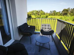 Heron apt confortable avec belle terrasse vue dégagée sur champs 3 chambres parking privatif à 900 m de la plage dAsnelles et tous commerces, bars et restaurants près de Bayeux sur plages du débarquement