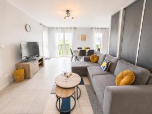 Heron apt confortable avec belle terrasse vue dégagée sur champs 3 chambres parking privatif à 900 m de la plage dAsnelles et tous commerces, bars et restaurants près de Bayeux sur plages du débarquement