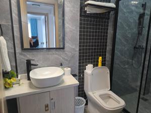 Elegant classy apartment with swimming pool ,fully equipped gym ,child play area and close proximity to shopping malls and great breathtaking views