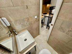 Nuevo Estudio con baño privado frente al metro BCN