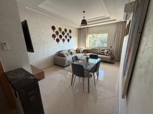 Luxury Appartement Style Côte dIvoire Hyper Centre Agadir Balcon WiFi Mer à 7 Min