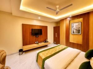 LUXURY HOTEL - Near Kashi Vishwanath Temple - HOTEL VEDAANGAM PREMIUM - Varanasi Pretty Hospitality & Comfirtable Room & Restaurant and Parking & Lift & Free Wi-Fi - BEST HOTEL IN VARANASI