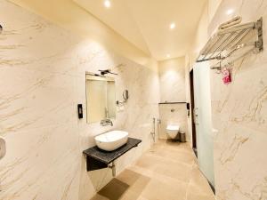 LUXURY HOTEL - Near Kashi Vishwanath Temple - HOTEL VEDAANGAM PREMIUM - Varanasi Pretty Hospitality & Comfirtable Room & Restaurant and Parking & Lift & Free Wi-Fi - BEST HOTEL IN VARANASI
