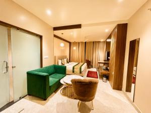LUXURY HOTEL - Near Kashi Vishwanath Temple - HOTEL VEDAANGAM PREMIUM - Varanasi Pretty Hospitality & Comfirtable Room & Restaurant and Parking & Lift & Free Wi-Fi - BEST HOTEL IN VARANASI