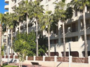 Apartamento reformado con terraza vistas al mar y a las piscinas de Magic World garaje y piscina frente a Balneario Aire acondicionadowifi