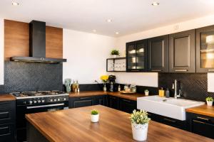 Les Arches dOr - Loft 200 m2 avec Rooftop, Jacuzzi et 3 Suites - Centre 5 min - Proche A7-A9