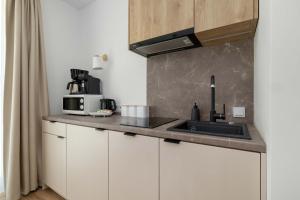 Stylowe Studio z Klimatyzacją i Parkingiem Blisko Plaży by Noclegi Renters