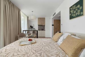Stylowe Studio z Klimatyzacją i Parkingiem Blisko Plaży by Noclegi Renters